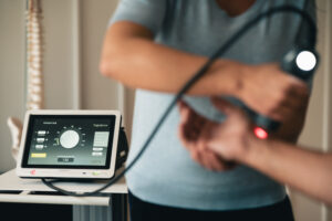 Photobiomodulation for Joint Pain How It Helps Knees, Hips